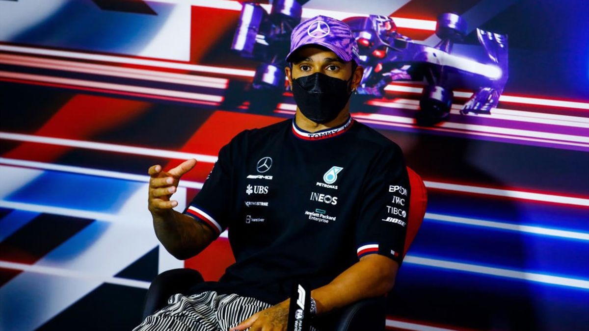Lewis Hamilton bei einer Pressekonferenz in Silverstone