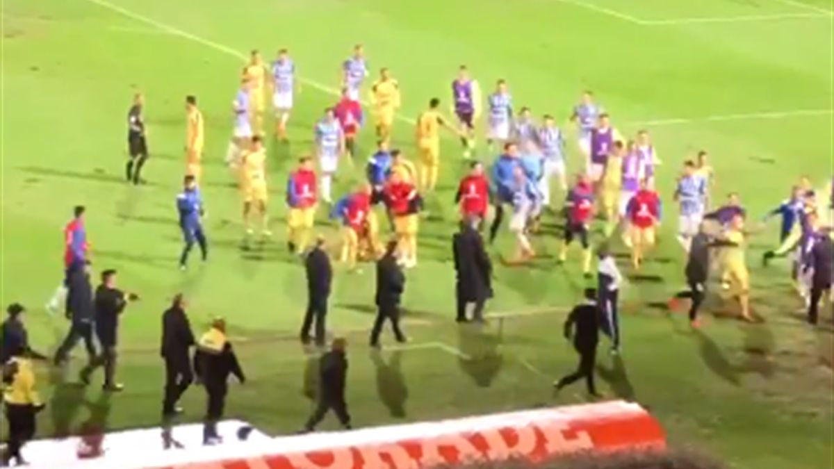 massovaya draka dvuh komand pod penie