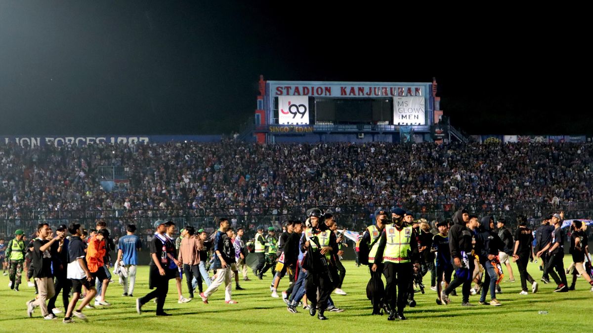 At least 174 killed and 180 injured after stampede at football match in  Indonesia - Eurosport