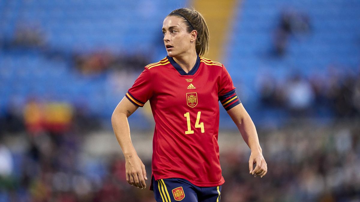 Alexia Putellas de España mira durante el partido amistoso internacional femenino entre España y Brasil en el Estadio José Rico Pérez el 07 de abril de 2022 en Alicante, España.