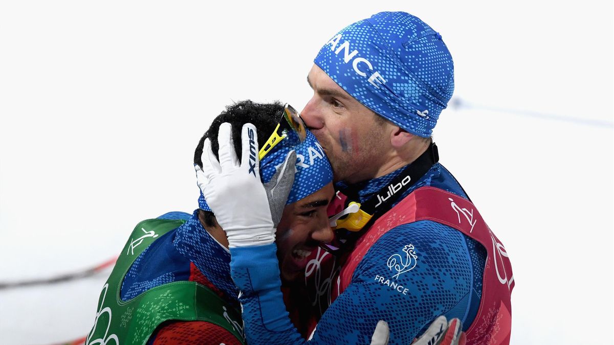 L'embrassade entre les bronzés Richard Jouve et Maurice Manificat, médaillés sur le sprint par équipes messieurs aux Jeux de Pyeongchang