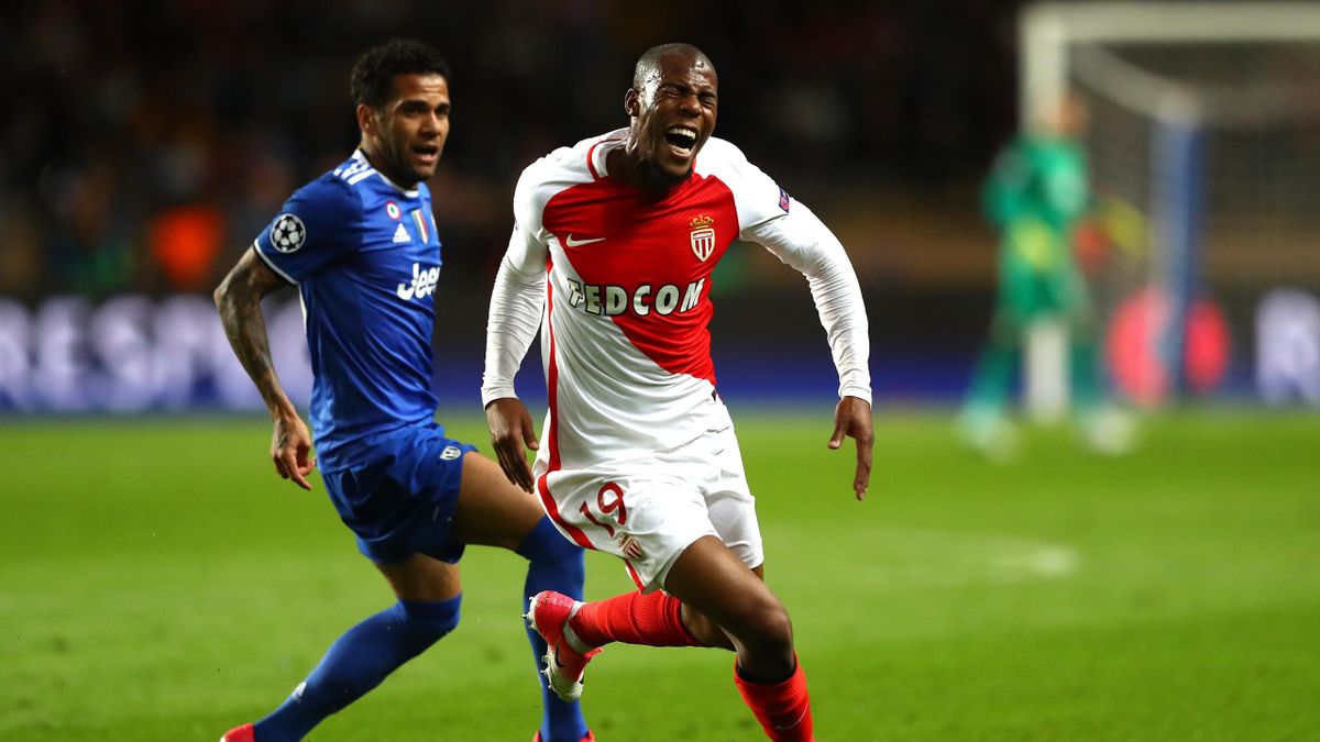 Djibril Sidibé (Monaco) en difficulté face à Dani Alves (Juventus)