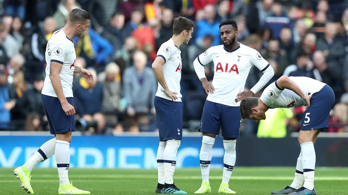 oby Alderweireld, Harry Winks, Danny Rose, Jan Vertonghen of Tottenham Hotspur wait for the Watford team to enter the pitch