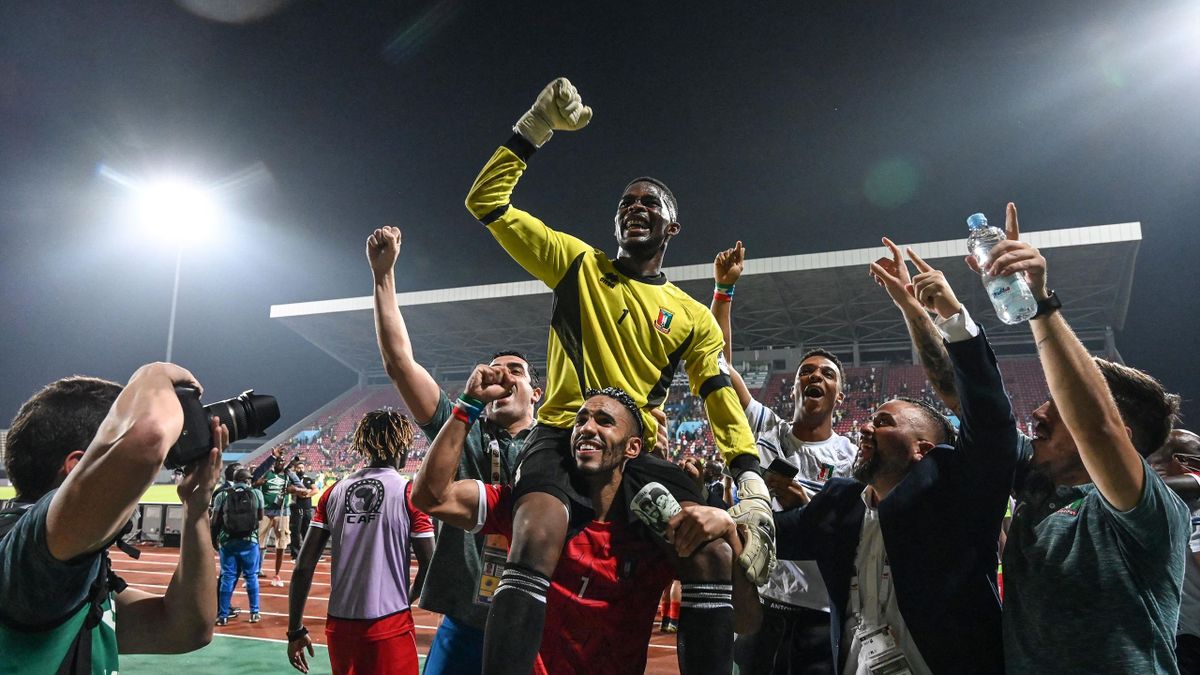 Jesus Owono, le gardien de la Guinée Equatoriale, porté en triomphe après la victoire de sa sélection en huitièmes de finale de la CAN 2022 contre le Mali, le 26 janvier 2022