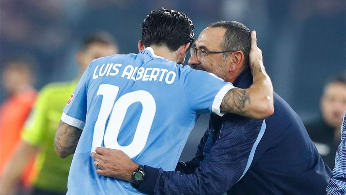 L'abbraccio tra Maurizio Sarri e Luis Alberto durante Lazio-Salernitana - Serie A 2021/2022
