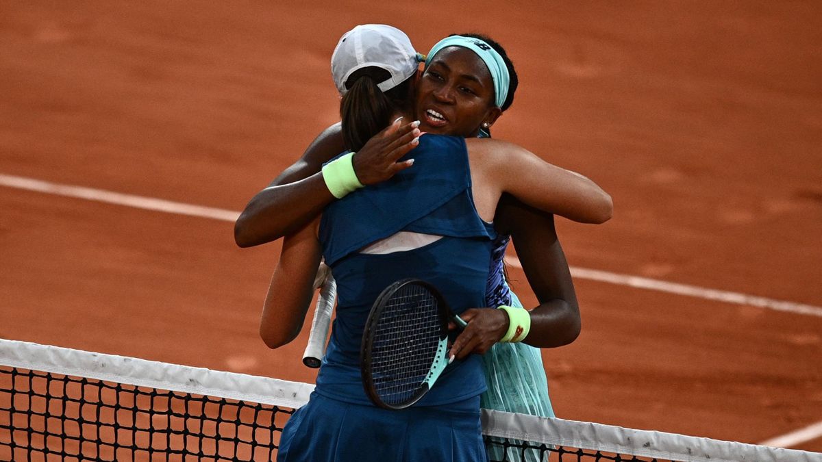 La belle accolade entre Iga Swiatek et Coco Gauff après la finale de Roland-Garros 2022