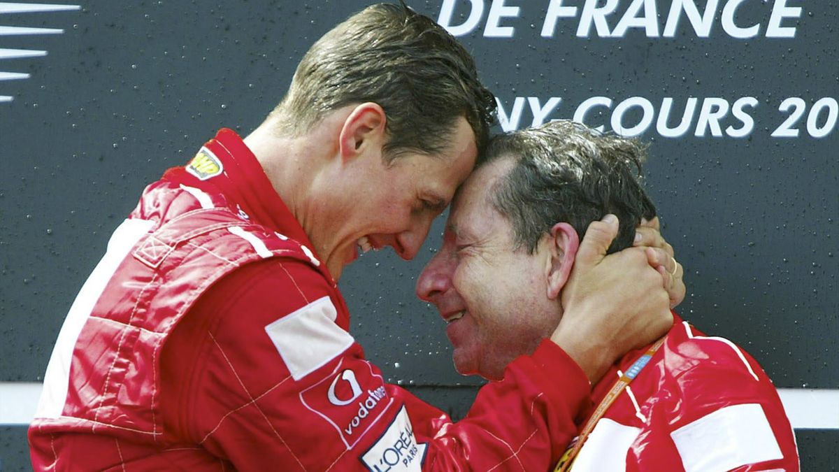 Jean Todt îl îmbrățisează pe Michael Schumacher: cei doi au câștigat împreună 5 titluri mondiale la Ferrari