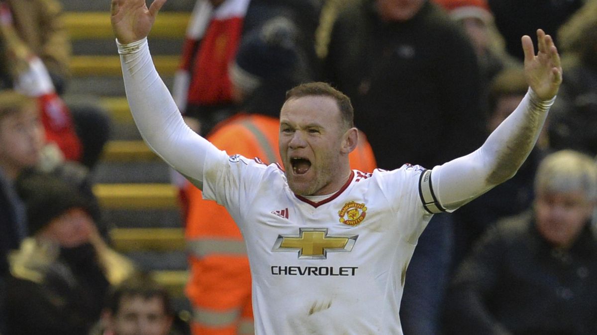 Manchester United's English striker Wayne Rooney celebrates scoring the opening goal