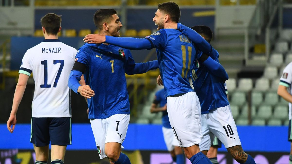 Berardi esulta con Pellegrini dopo il gol in Italia-Irlanda del Nord