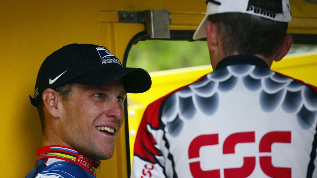 Lance Armstrong és Tyler Hamilton (háttal) 2003-ban