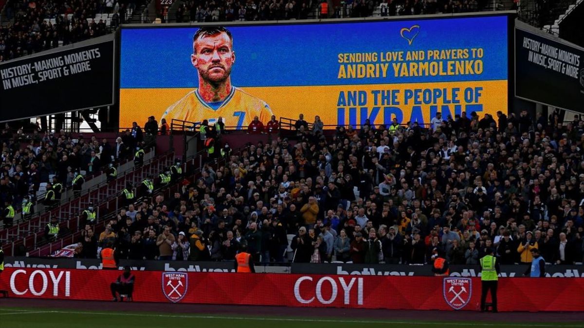 I tifosi del West Ham manifestano la loro vicinanza nei confronti di Andriy Yarmolenko