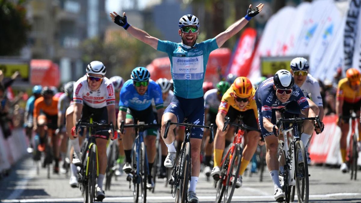 Mark Cavendish vince sul traguardo di Alanya nella terza tappa del Giro di Turchia 2021 - Getty Images