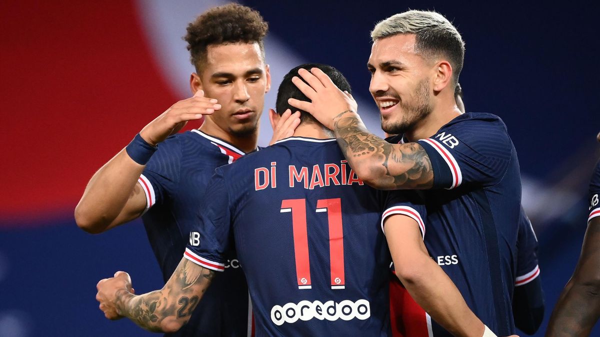Paris Saint-Germain's Argentinian midfielder Angel Di Maria (C) celebrates after scoring a goal with Paris Saint-Germain's Argentinian forward Mauro Icardi (R) and Paris Saint-Germain's German defender Thilo Kehrer during the French L1 football match betw