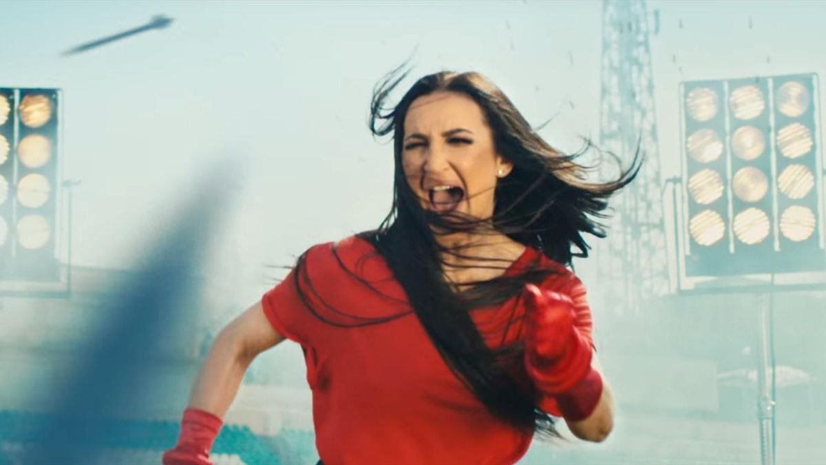 buzova bezhit po polyu i uvorachivaetsya ot