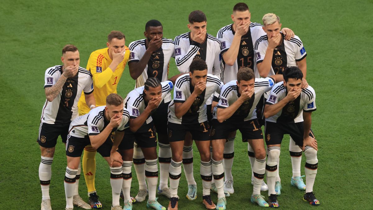 Niet op televisie, wel op foto's: elf Duitsers met een hand voor hun mond