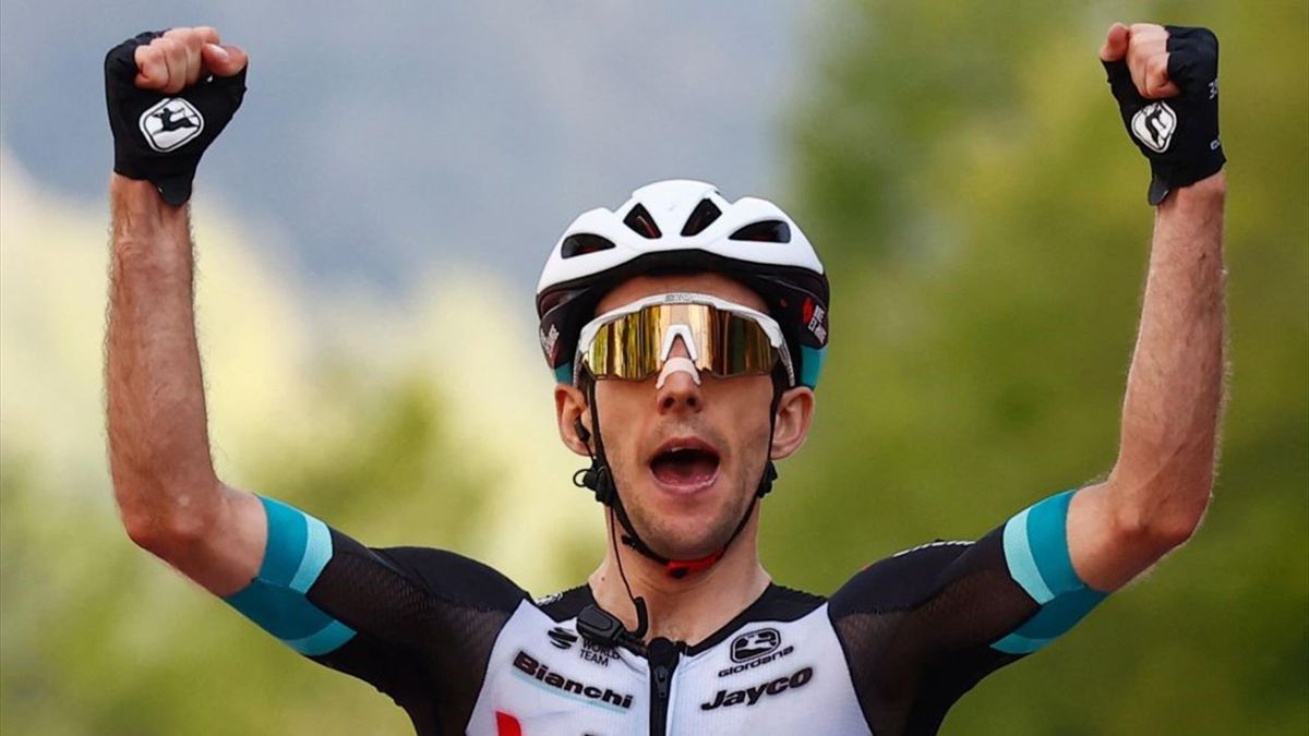 Simon Yates sul traguardo di Alpe di Mera - Giro d'Italia 2021