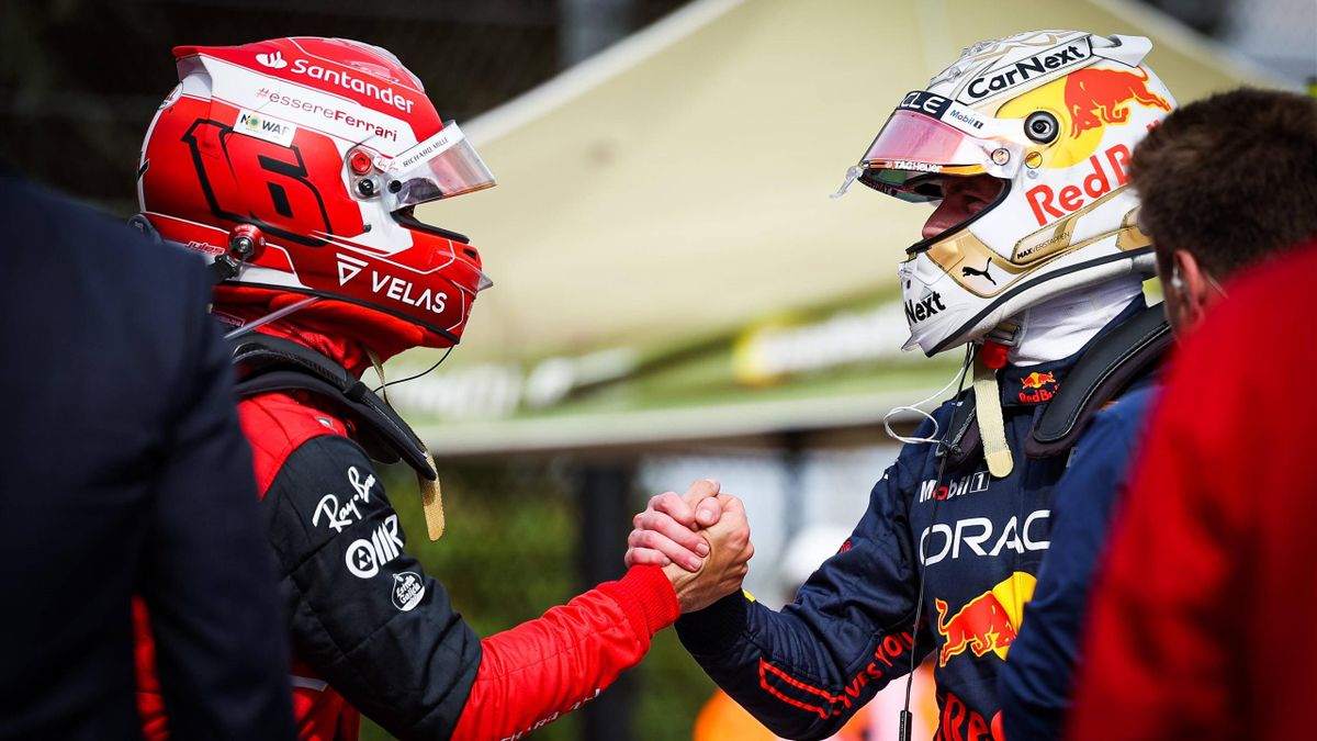 Charles Leclerc (Ferrari) félicite Max Verstappen (Red Bull) après la course sprint du Grand Prix d'Emilie-Romagne, le 23 avril 2022