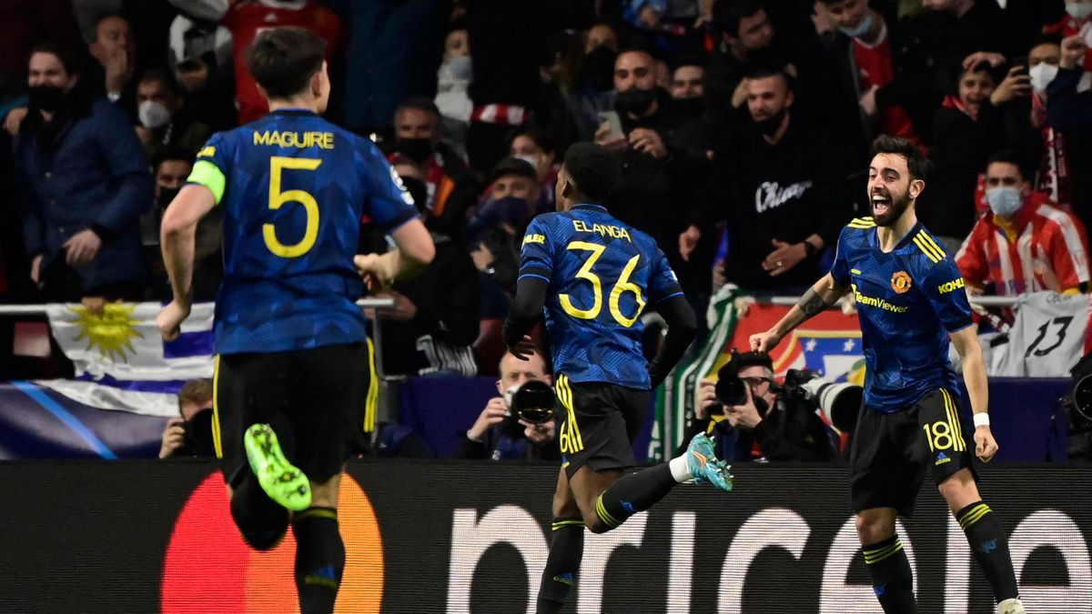 Manchester United's Swedish forward Anthony Elanga (C) celebrates after scoring a goal during the UEFA Champions League football match between Atletico de Madrid and Manchester United at the Wanda Metropolitano stadium in Madrid on February 23, 2022. (Pho