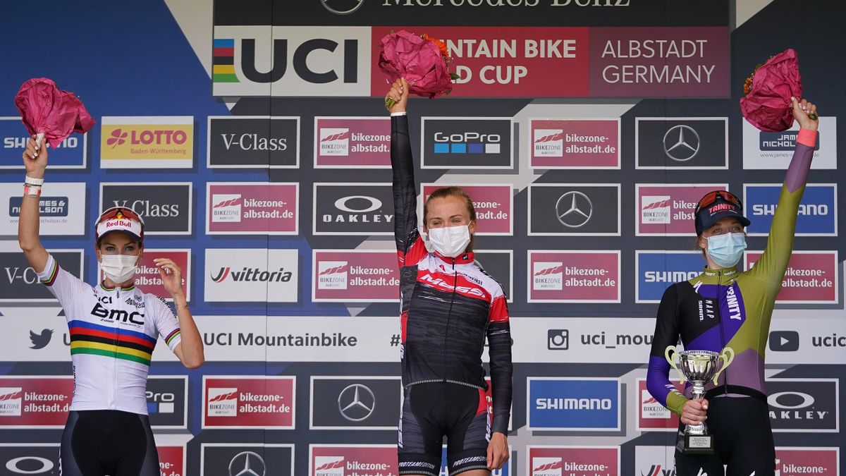 Loana Lecomte et Pauline Ferrand-Prévot sur le podium à Albstadt, en Coupe du monde de VTT