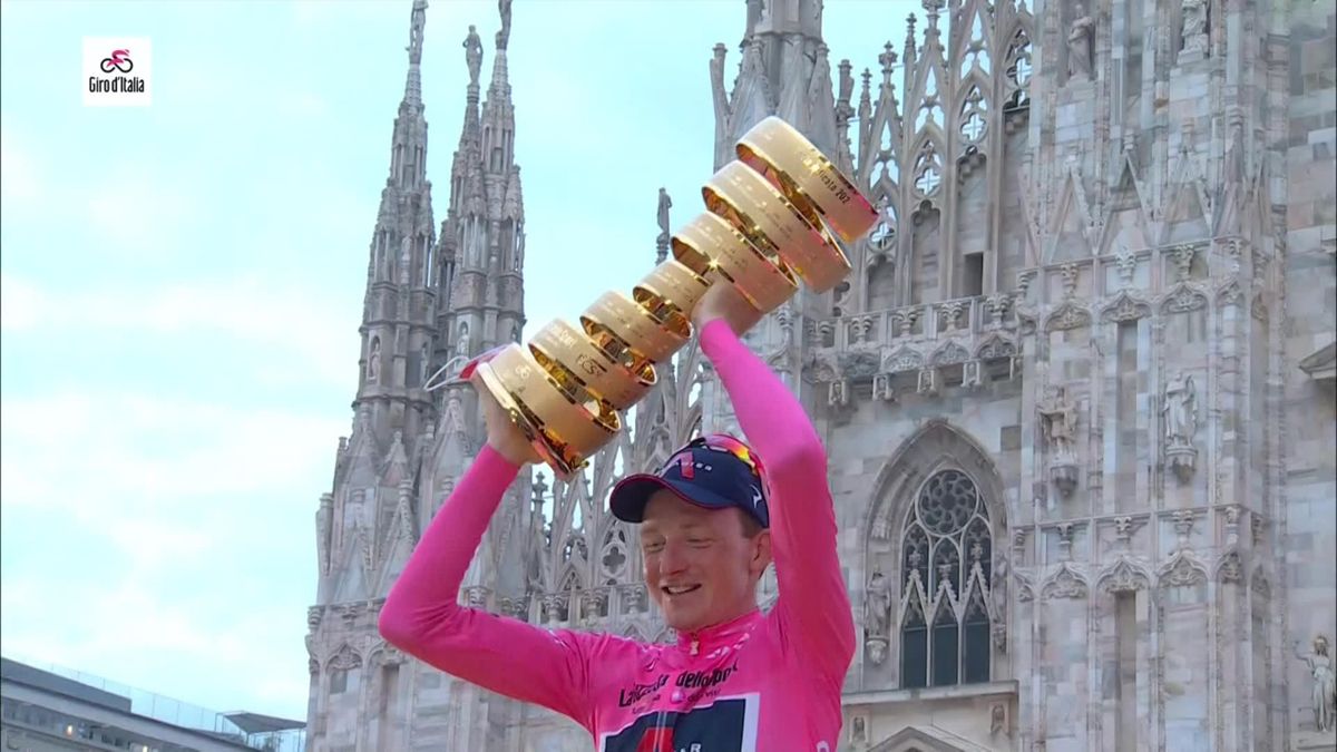 Giro stage 21 - Geoghegan Hart's prizegiving moment