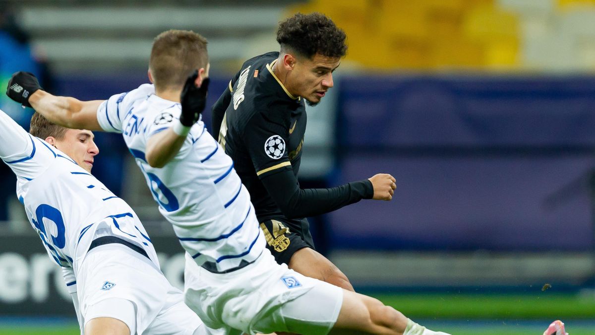 Barcelona's Philippe Coutinho is challenged by two Dynamo Kiev players
