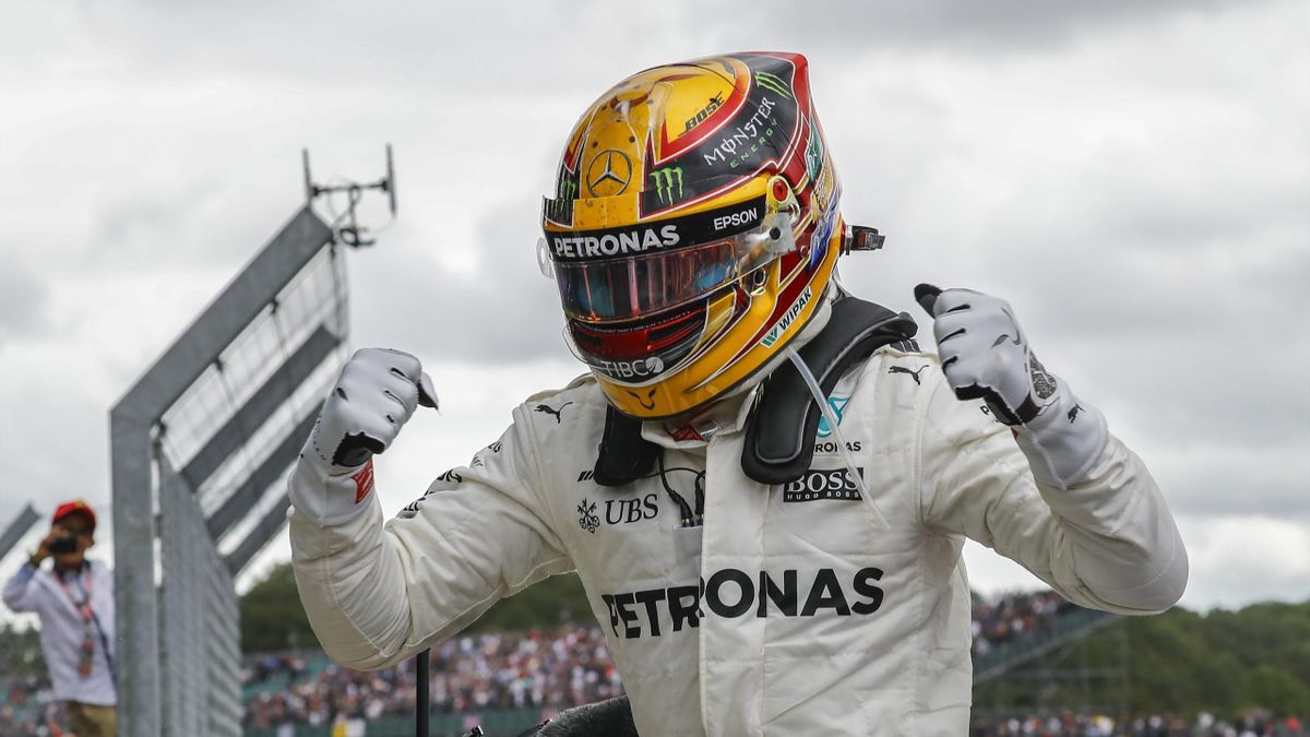 Hamilton celebrando su victoria en Silverstone