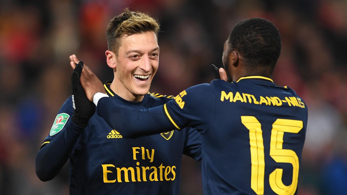 FC Arsenal: Deshalb schenkt Uani Emery Mesut Özil im Pokal ...