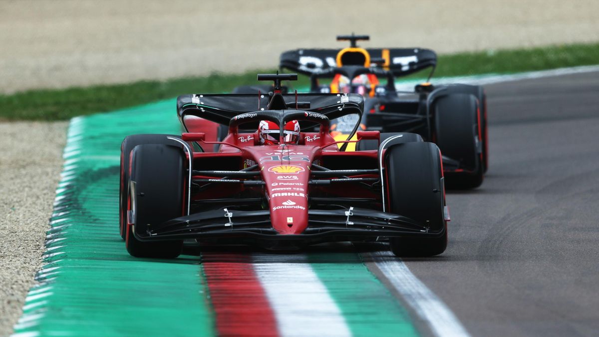 Charles Leclerc (Ferrari) devant Max Verstappen (Red Bull) lors de la course sprint du Grand Prix d'Emilie-Romagne, le 23 avril 2023 à Imola
