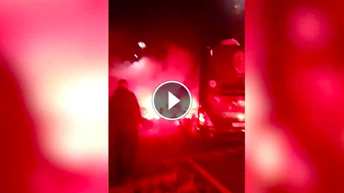Serie A Milan I Tifosi Accompagnano Il Pullman Allo Stadio Tra Fumogeni E Cori Prima Della Lazio Eurosport