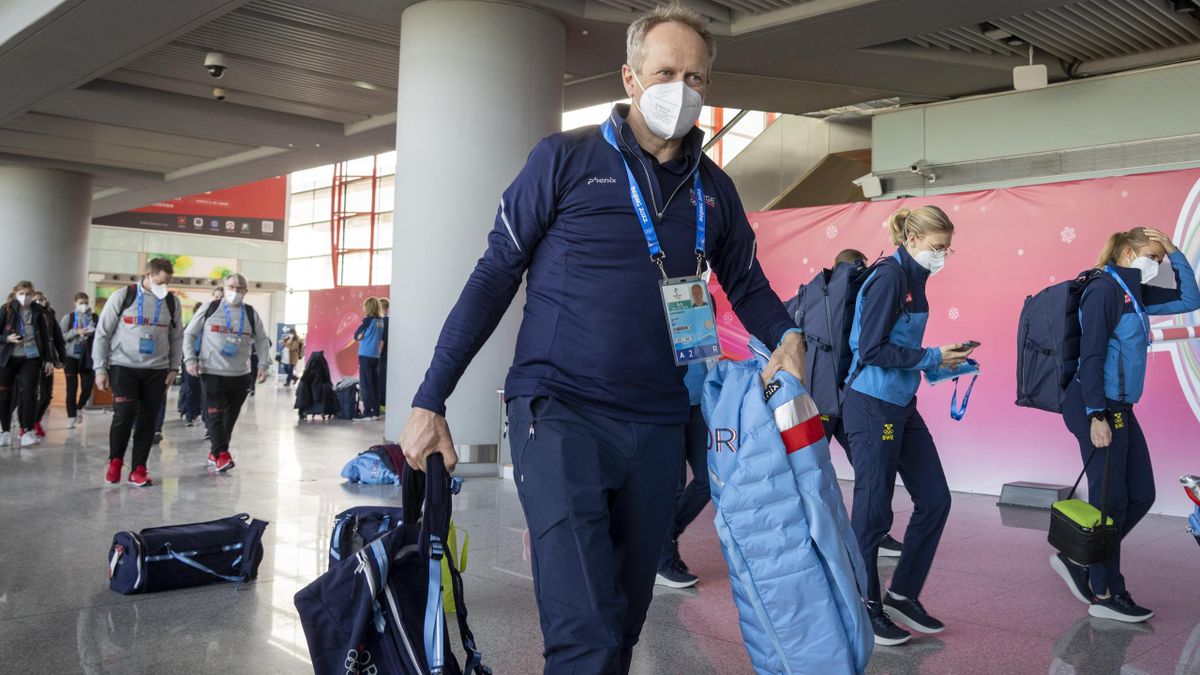 Langrennssjef i Norges Skiforbund Espen Bjervig ankommer Beijing flyplass fredag morgen.