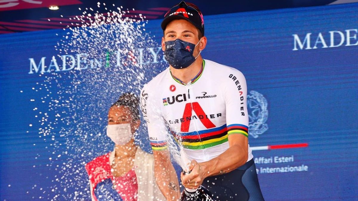 Filippo Ganna sul podio di Milano dopo aver vinto la cronometro - Giro d'Italia 2021