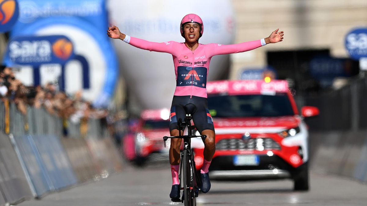 Egan Bernal feiert seinen Giro-Gesamtsieg