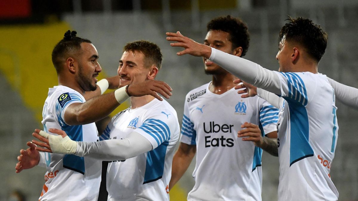Les joueurs de l'Olympique de Marseille félicitent Dimitri Payet après son penalty transformé à Lens en Ligue 1, le 22 janvier 2022
