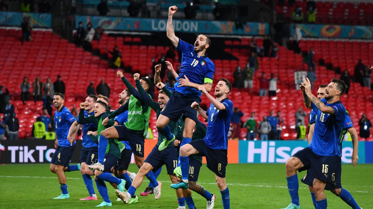 LONDON, ENGLAND - JUNE 26: Leonardo Bonucci of Italy and teammates celebrate after victory in the UEFA Euro 2020 Championship Round of 16 match between Italy and Austria at Wembley Stadium at Wembley Stadium on June 26, 2021 in London, England. (Photo by