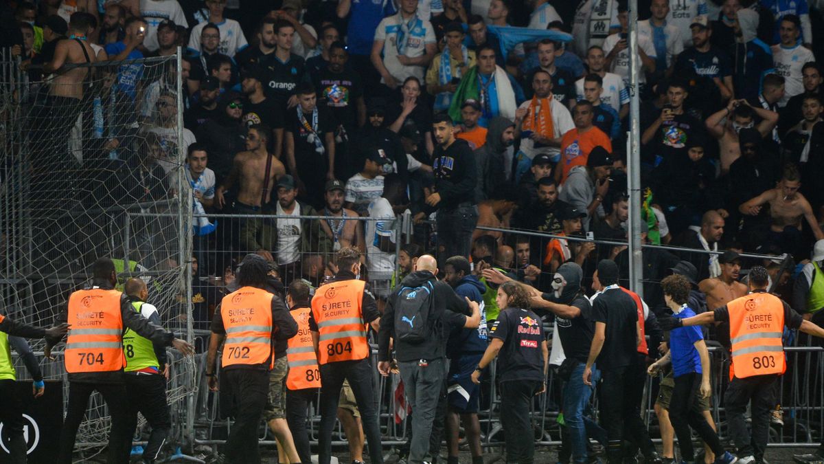 Des supporters de l'Olympique de Marseille tentent de rentrer sur la pelouse du Stade Raymond-Kopa d'Angers après la rencontre entre le SCO et l'OM en Ligue 1, le 22 septembre 2021