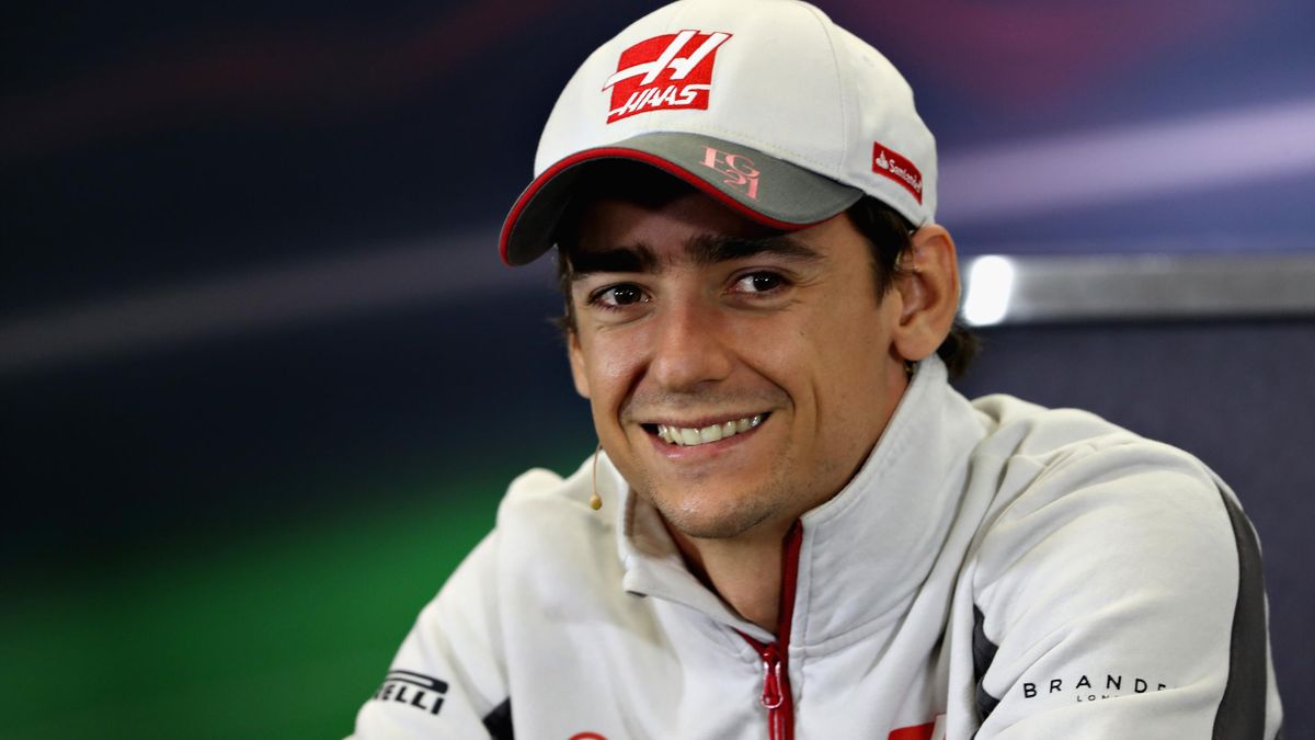 Esteban Gutiérrez sonriente con una gorra de Haas de Fórmula 1