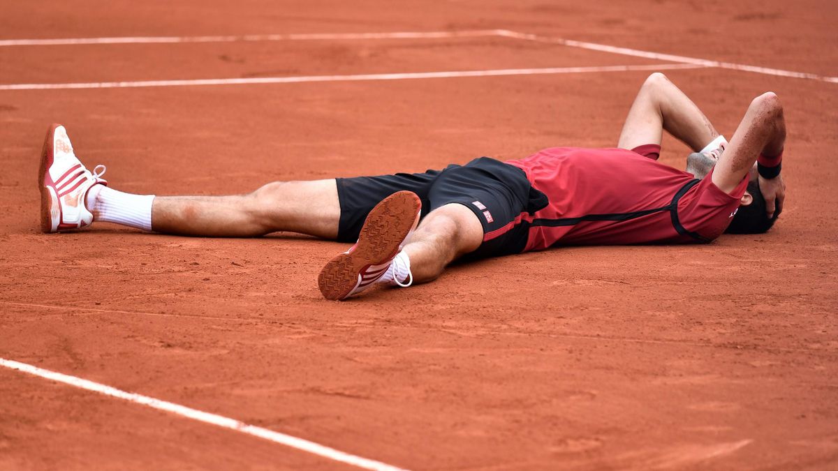 Novak Djokovic étendu sur le Central de Roland-Garros après sa victoire en finale, dimanche 5 juin 2016