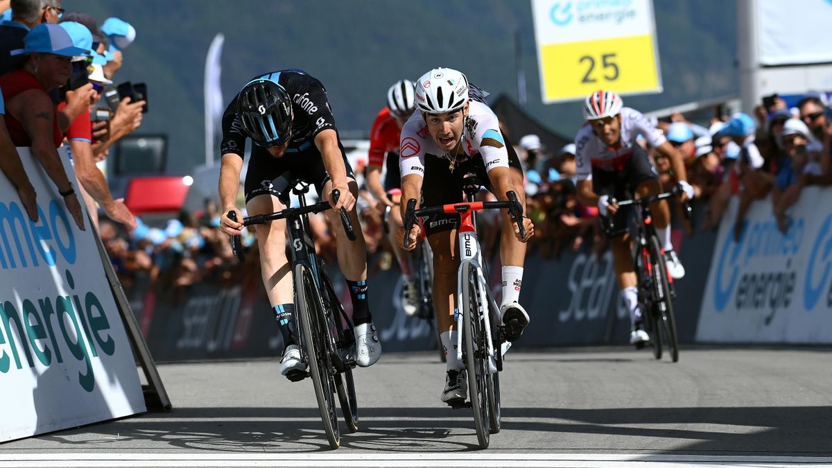 Nico Denz wint nipt de sprint in de 6e etappe van de Ronde van Zwitserland.