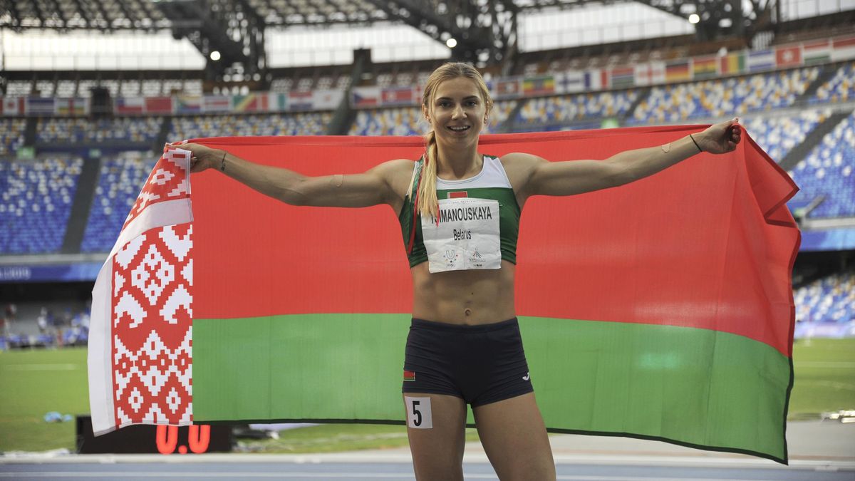 Krystsina Tsimanouskaya poseert in gelukkiger tijden met de vlag van Belarus