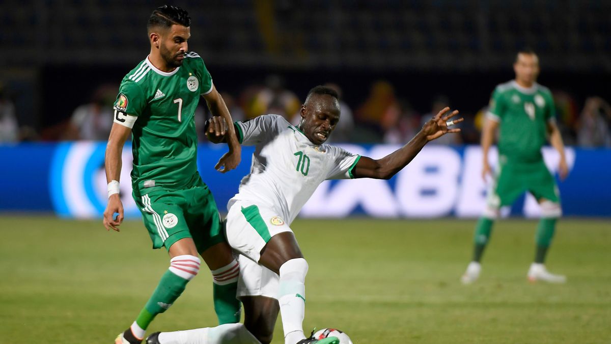 Standen sich im Finale des Afrika Cups 2019 gegenüber: Algeriens Riyad Mahrez (links) und Senegals Sadio Mané