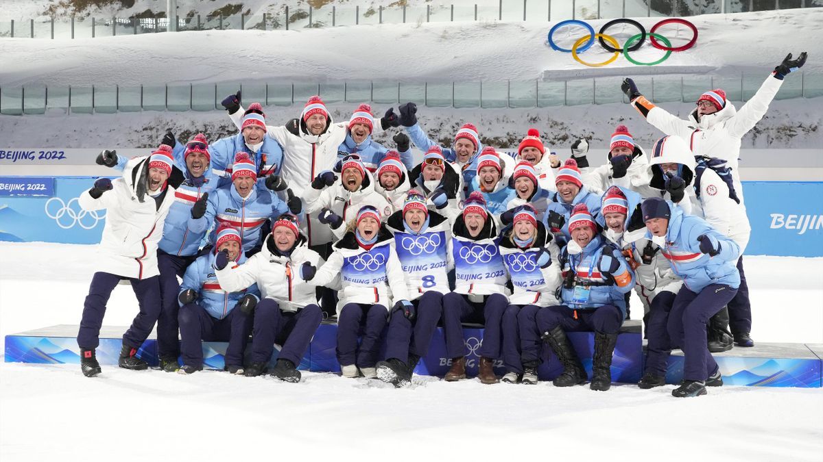 Skiskytterlandslaget med utøvere og støtteapparat etter fellesstartene under vinter-OL i Beijing 2022.