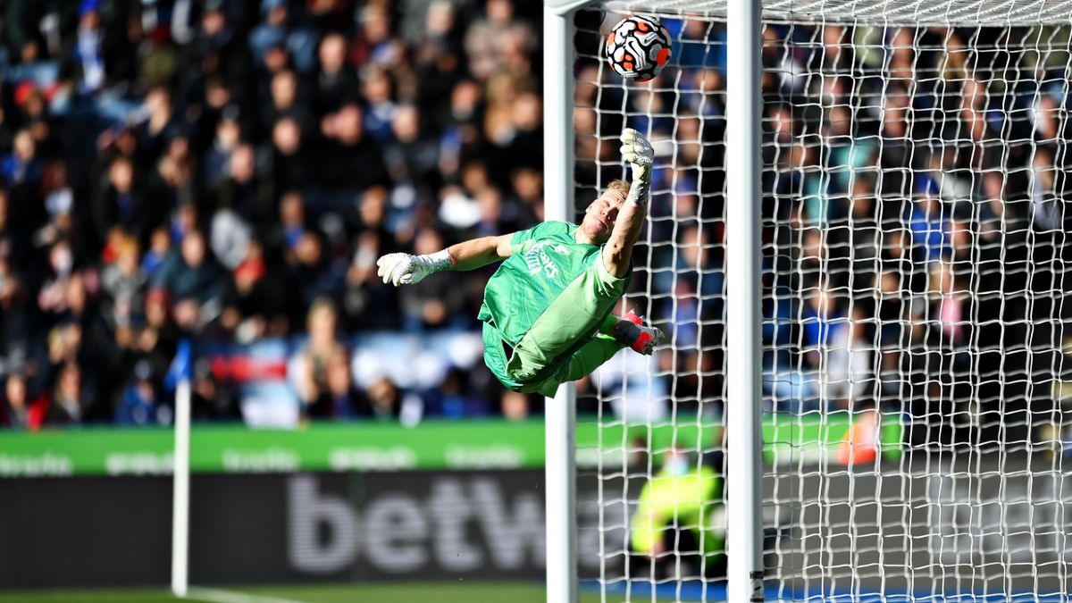 LEICESTER, ENGLAND - OCTOBER 30: Aaron Ramsdale of Arsenal makes a save during the Premier League match between Leicester City and Arsenal at The King Power Stadium on October 30, 2021 in Leicester, England. (Photo by Michael Regan/Getty Images)