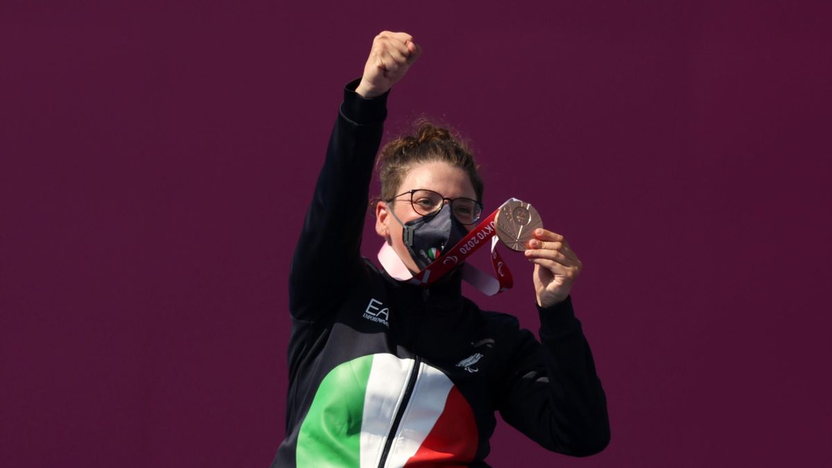 Andrea Virgilio si gode il bronzo conquistato nel tiro con l'arco, compound femminile, ai Giochi Paralimpici di Tokyo 2020