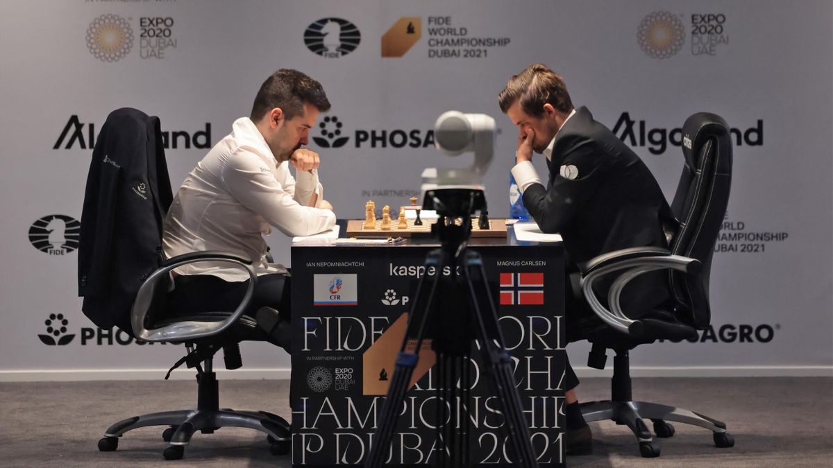 Magnus Carlsen és Ian Nepomniachtchi kilencedszer feszült egymásnak a 2021-es sakkvilágbajnoki döntőn.