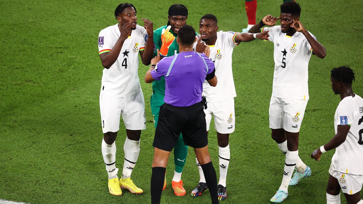 Les joueurs du Ghana en colère après l'arbitre à la suite du penalty accordé au Portugal.