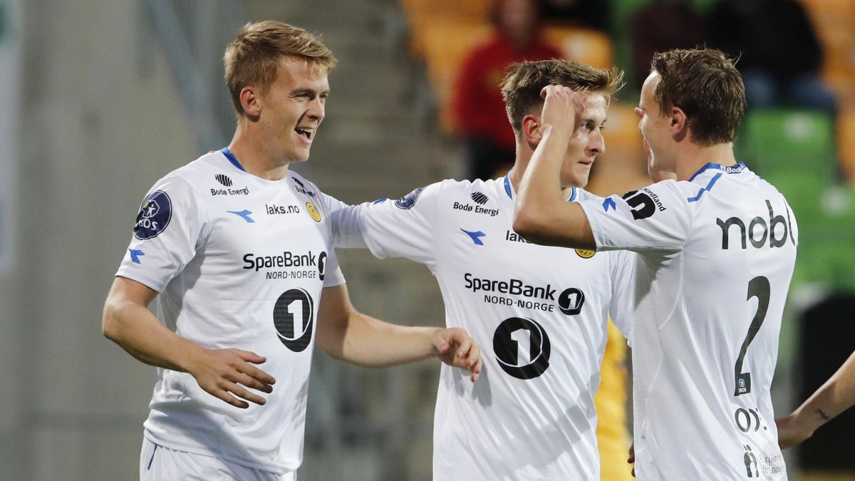 Bodø/Glimts Kristian Fardal Opseth gratuleres med 0-1 scoringen vqv Erlend Dahl Reitan og Marius Lode under 1.divisjonskampen i fotball mellom Ull/Kisa og Bodø/Glimt på Jessheim Stadion stadion mandag kveld.