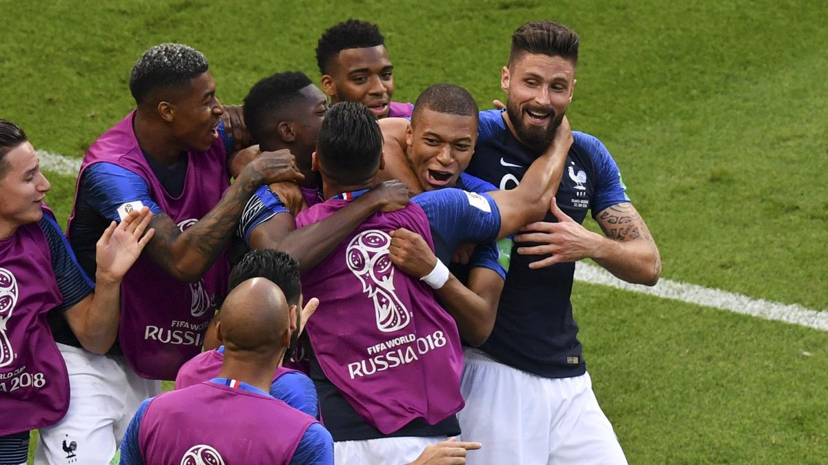 Boite De Nuit Et Bataille D Extincteurs Comment Les Bleus Ont Fete La Victoire Contre L Argentine Eurosport