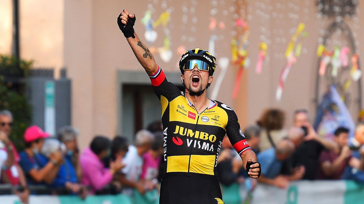 Primoz Roglic vince in solitaria il Giro dell'Emilia 2021 sul traguardo dopo la salita di San Luca