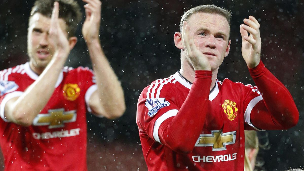 Manchester United's English midfielder Michael Carrick (L) and Manchester United's English striker Wayne Rooney
