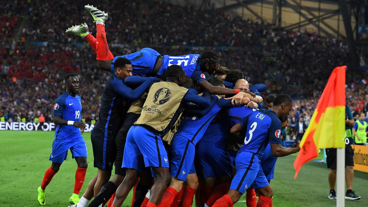L'équipe de France célèbre sa victoire contre l'Albanie